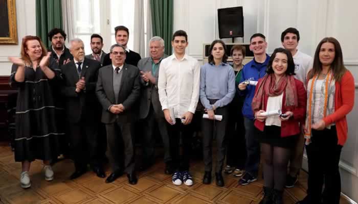 La UBA premió a estudiantes preuniversitarios que representan al país en certámenes internacionales
